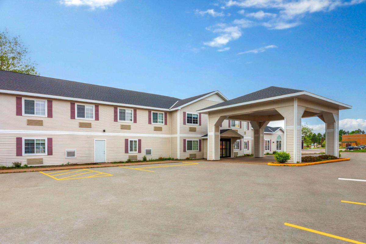 Super 8 by Wyndham Eagle River - image 4
