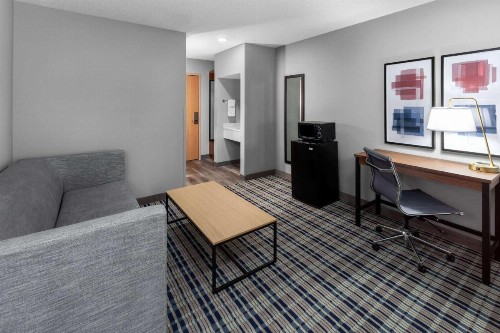 Super 8 by Wyndham Eagle River - image 41