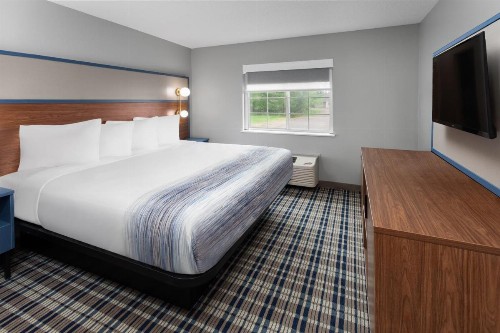 Super 8 by Wyndham Eagle River - image 42