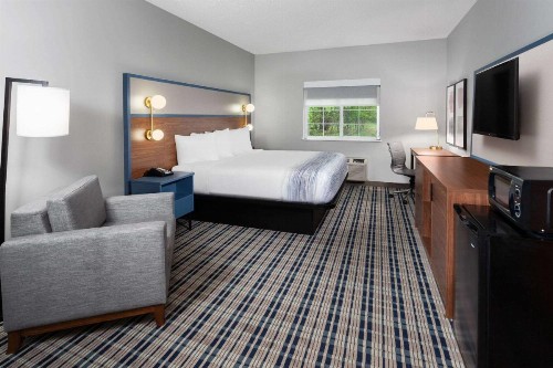 Super 8 by Wyndham Eagle River - image 43