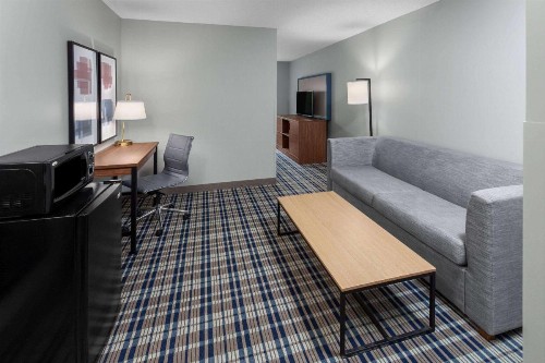 Super 8 by Wyndham Eagle River - image 45