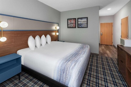 Super 8 by Wyndham Eagle River - image 48