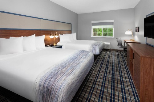 Super 8 by Wyndham Eagle River - image 7