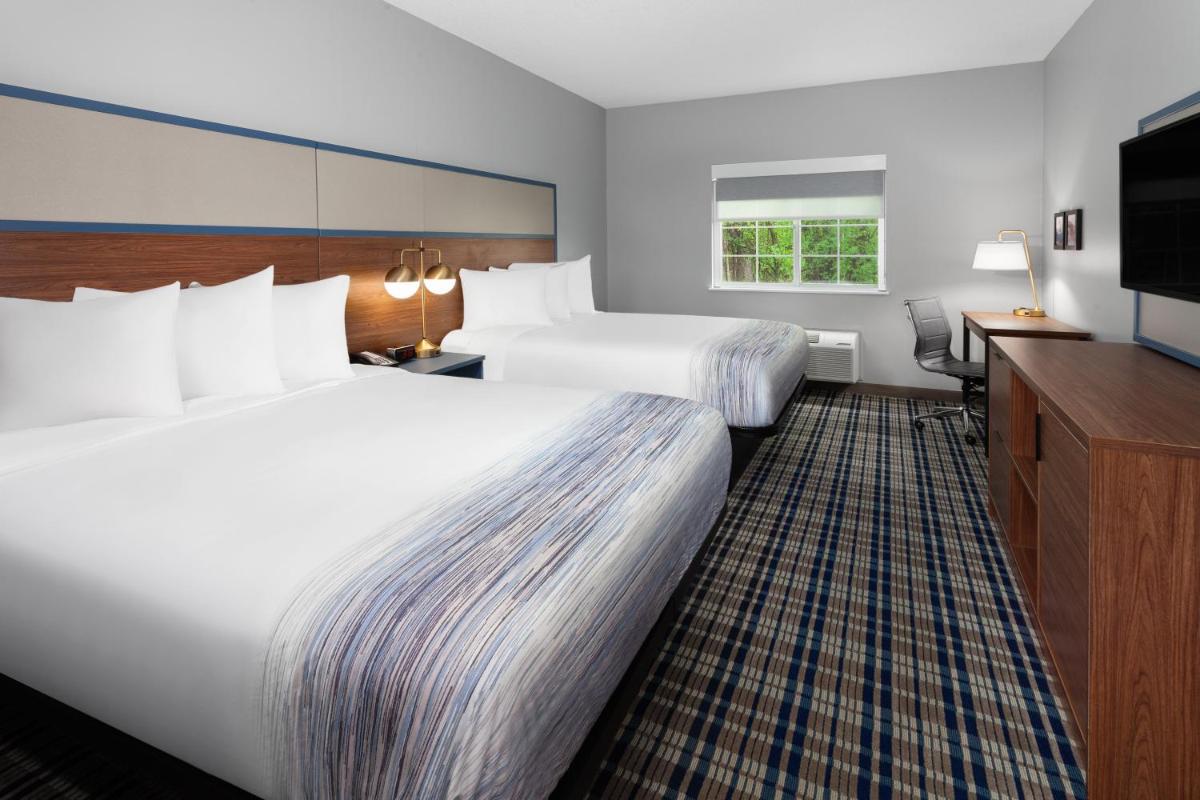 Super 8 by Wyndham Eagle River - image 7