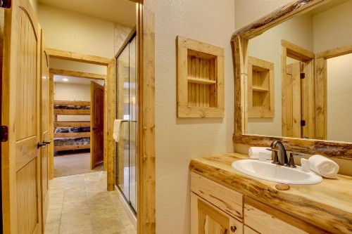 Whispering Pines Lodge: 11 Bedroom - image 11