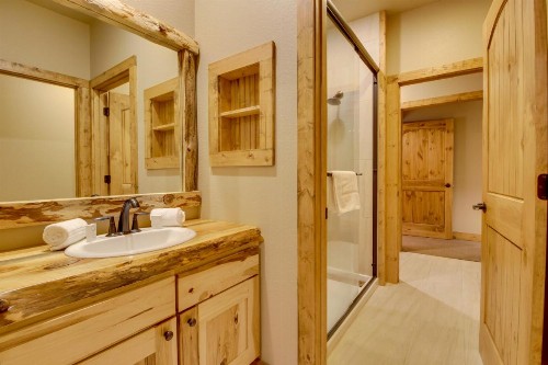 Whispering Pines Lodge: 11 Bedroom - image 6