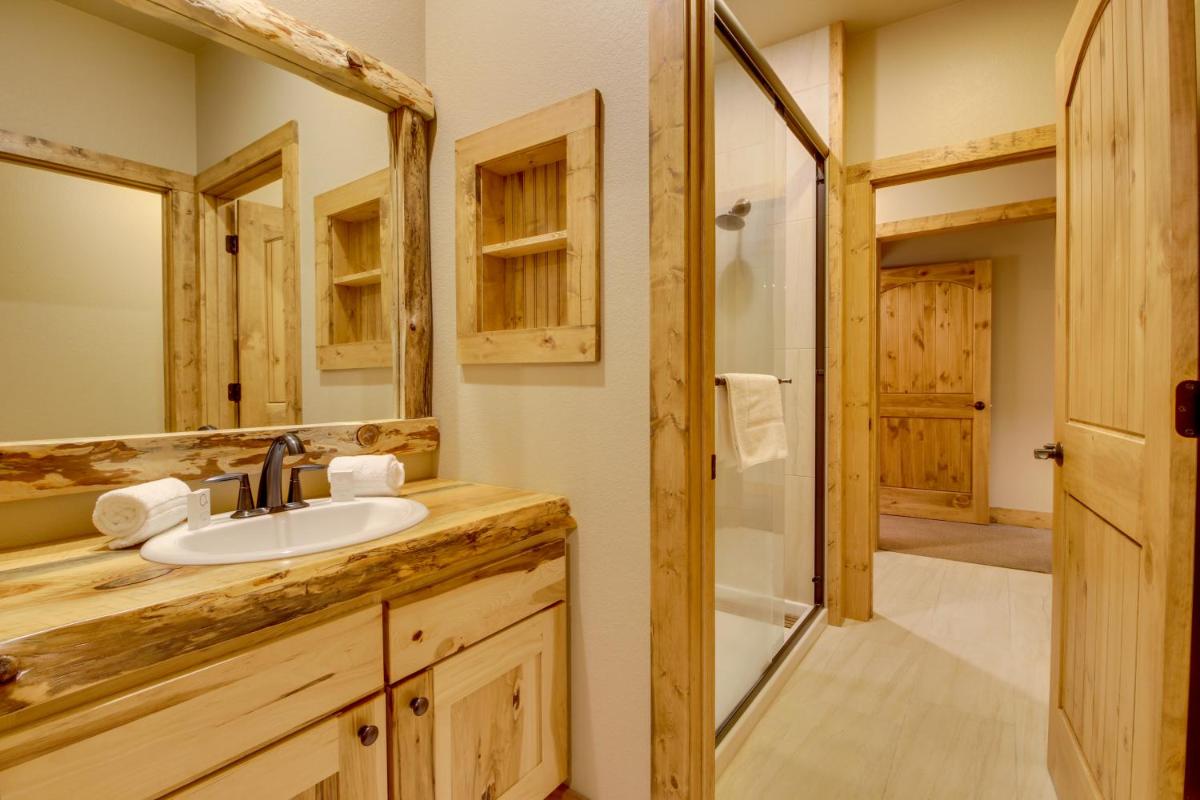 Whispering Pines Lodge: 11 Bedroom - image 6