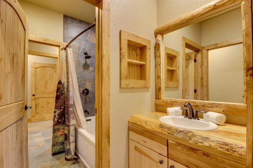 Whispering Pines Lodge: 11 Bedroom - image 7