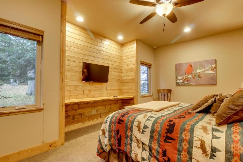 Whispering Pines Lodge: 11 Bedroom - image 8