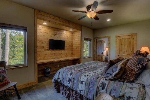 Whispering Pines Lodge: 9 Bedroom - image 10