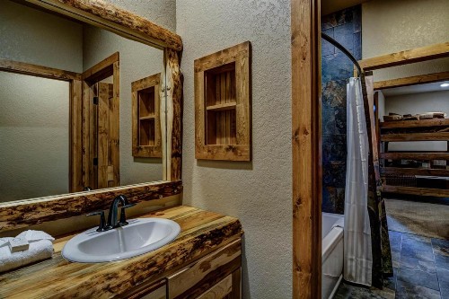 Whispering Pines Lodge: 9 Bedroom - image 11