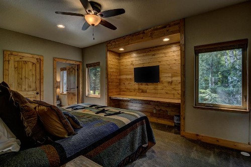 Whispering Pines Lodge: 9 Bedroom - image 6