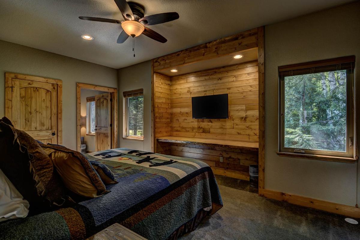 Whispering Pines Lodge: 9 Bedroom - image 6
