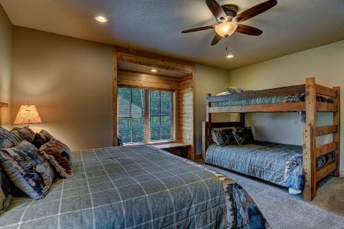 Whispering Pines Lodge: 9 Bedroom - image 8