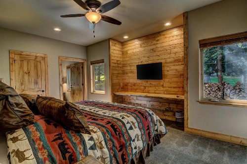 Whispering Pines Lodge: 9 Bedroom - image 9