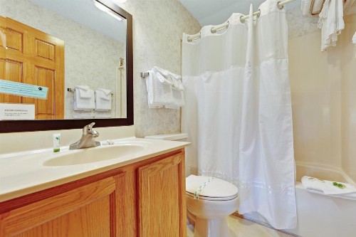 Chanticleer Inn: Villa 4 - image 7