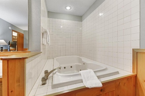 Chanticleer Inn: Villa 8 - image 9