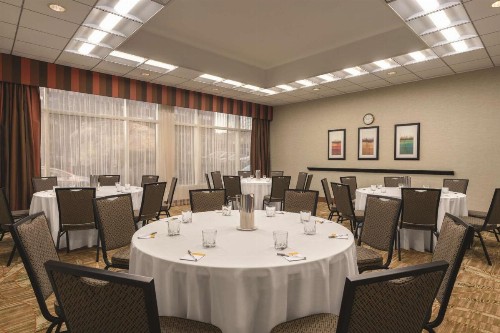 Hampton Inn New York - LaGuardia Airport - image 4