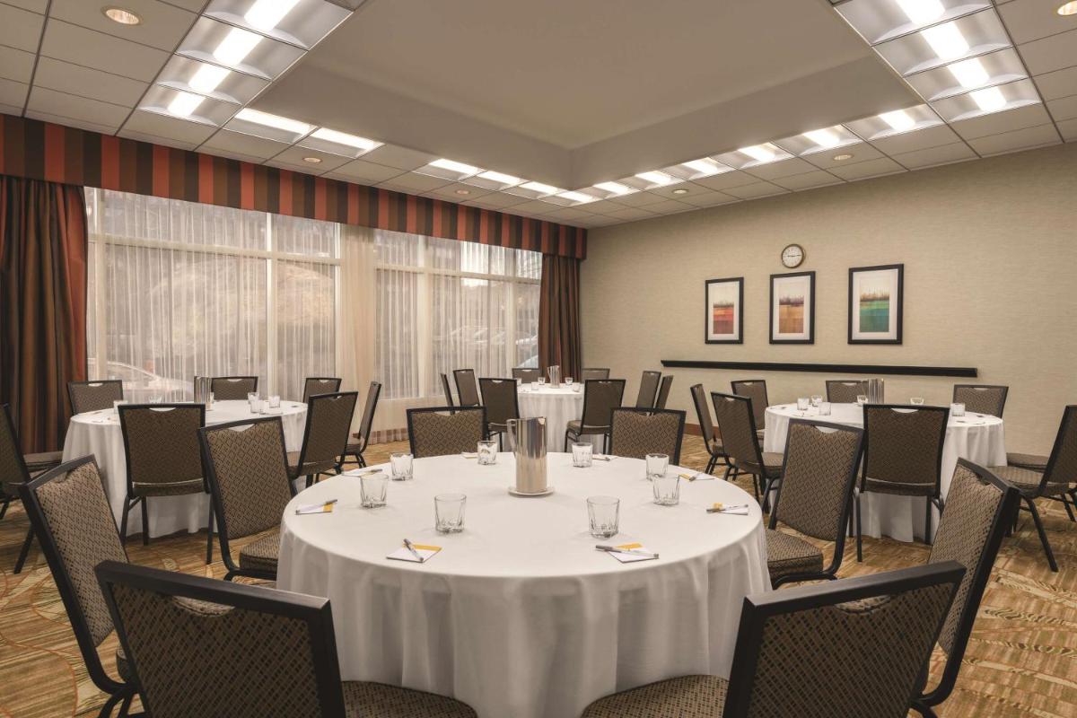 Hampton Inn New York - LaGuardia Airport - image 4