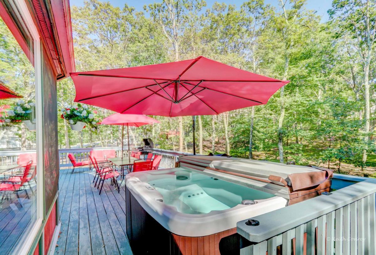 *** Pocono Bliss Home  Hot Tub SaunaSkiLakes 1H30M to NYC - main image