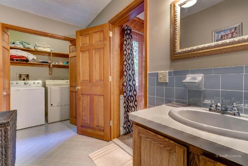 *** Pocono Bliss Home  Hot Tub SaunaSkiLakes 1H30M to NYC - image 10