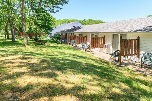 Blue Dolphin Inn - image 10