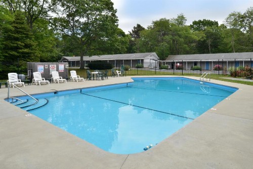 Blue Dolphin Inn - image 9