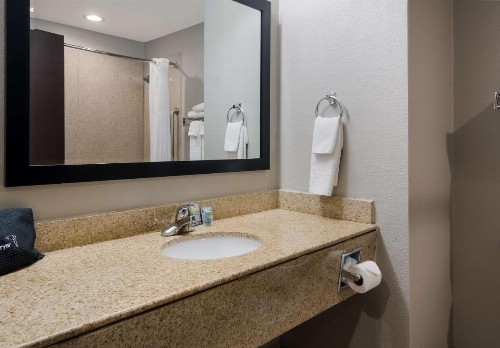 Holiday Inn Express & Suites Eastland - image 7