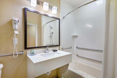 Best Western Edgewater Inn - image 28