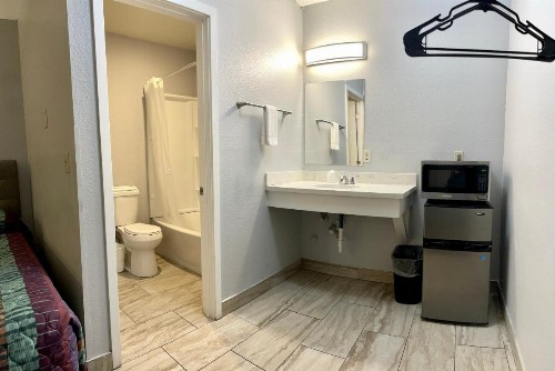 Emerald Best Motel - image 17