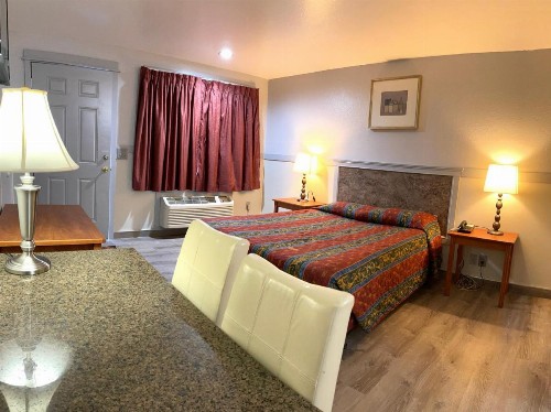 Emerald Best Motel - image 18
