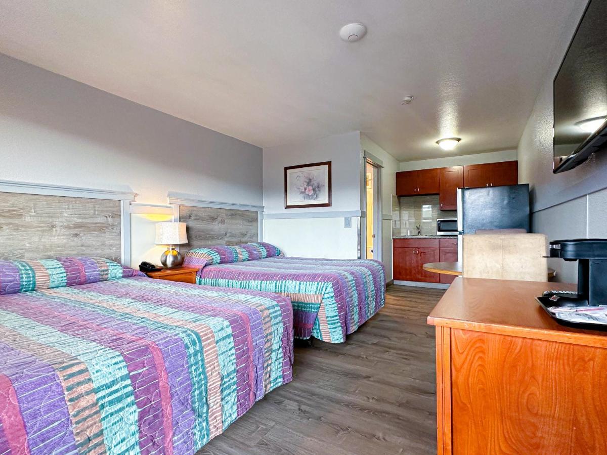 Emerald Best Motel - image 3