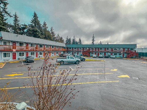 Emerald Best Motel - image 7