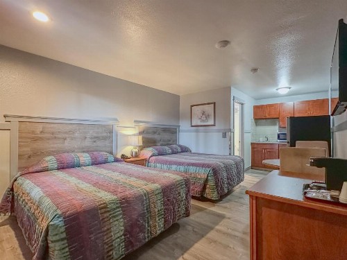 Emerald Best Motel - image 8