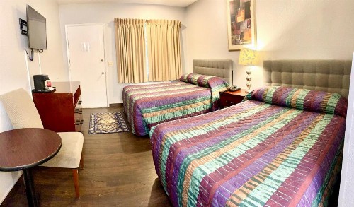 Emerald Best Motel - image 9