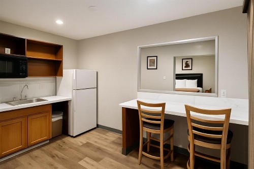 El Cajon Inn & Suites - image 14