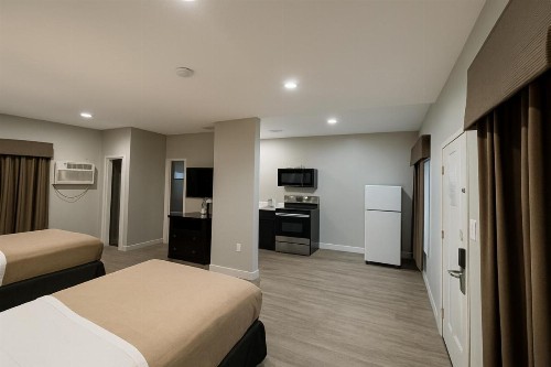 El Cajon Inn & Suites - image 6