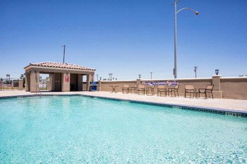 Holiday Inn Express Hotel & Suites El Centro - image 17