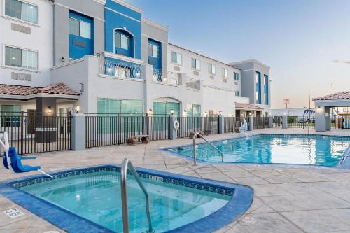 Holiday Inn Express Hotel & Suites El Centro - image 8