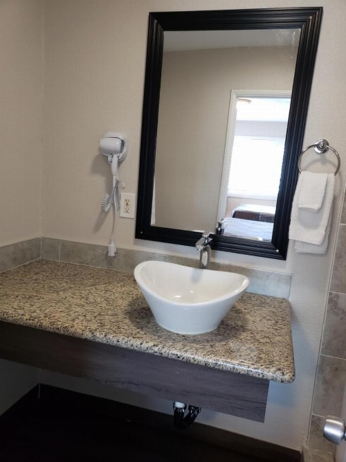 Classic Inn and Suites - image 11