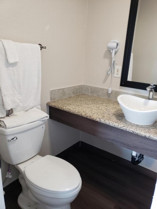 Classic Inn and Suites - image 3