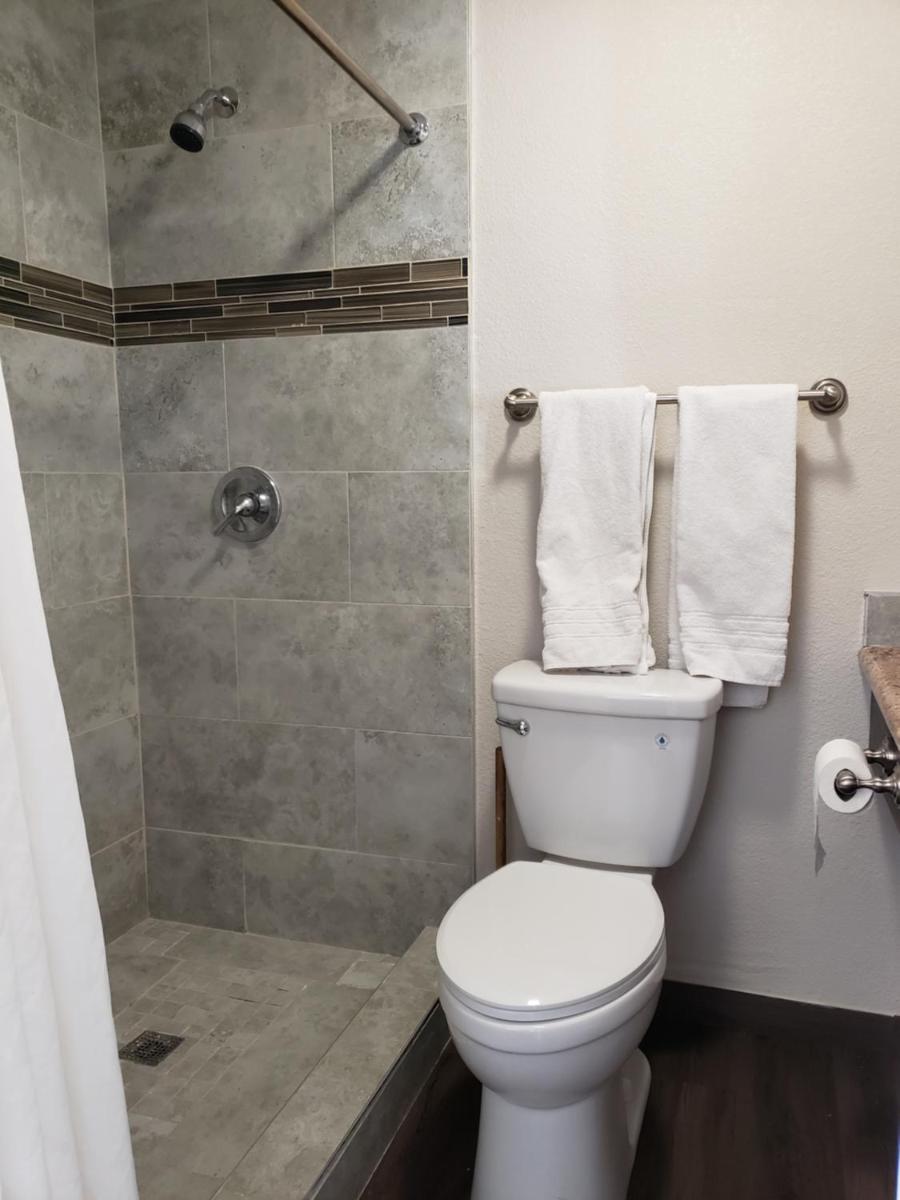 Classic Inn and Suites - image 4