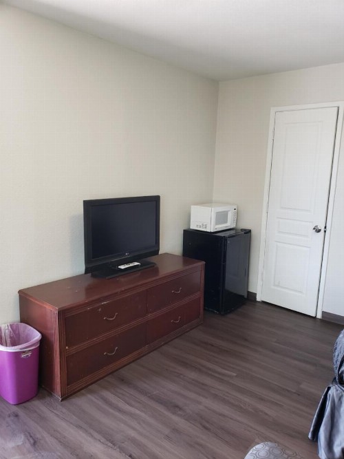 Classic Inn and Suites - image 7