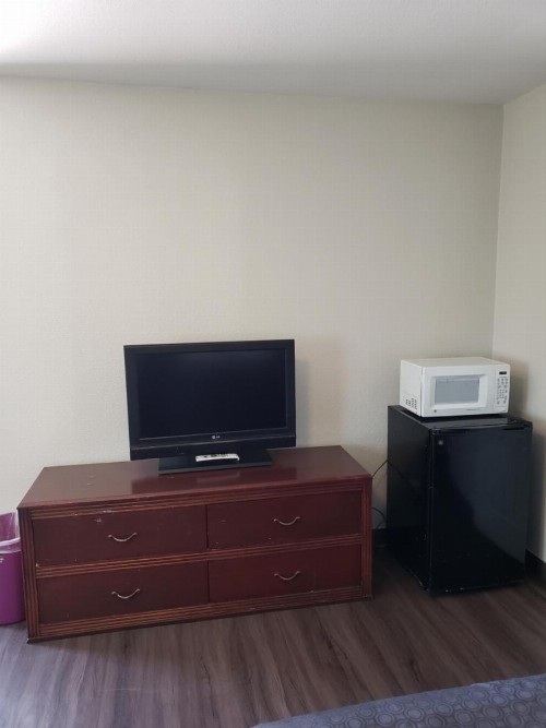 Classic Inn and Suites - image 9