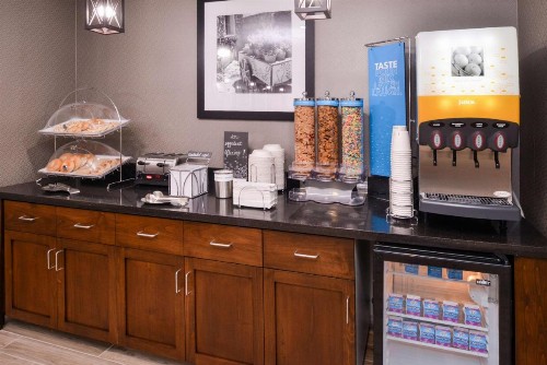 Hampton Inn El Centro - image 17