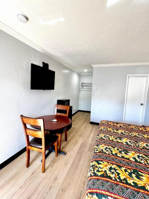 Aqua Inn Motel - image 4