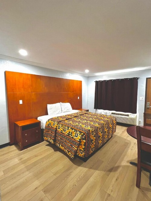 Aqua Inn Motel - image 5