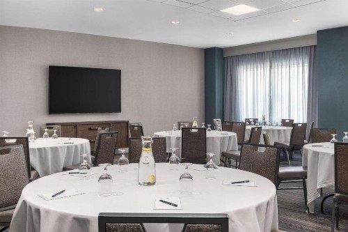 Embassy Suites by Hilton El Paso - image 37