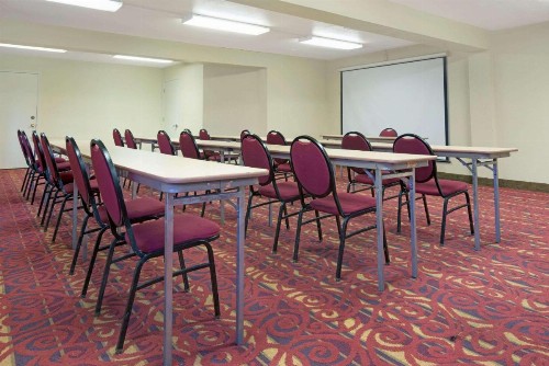 Super 8 by Wyndham El Paso Airport - image 6