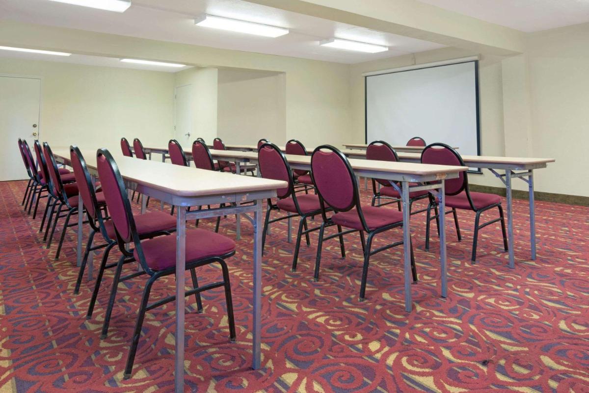 Super 8 by Wyndham El Paso Airport - image 6